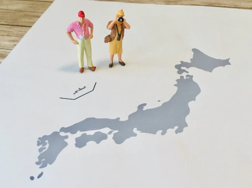 観光客と日本地図